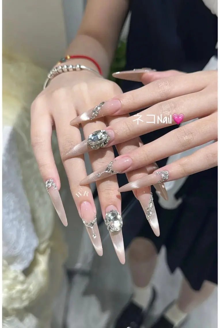 ネイル フレンチネイル ラメ(グリッター) ストーンネイル ワンホンネイル ネコ Nailのネイルデザイン