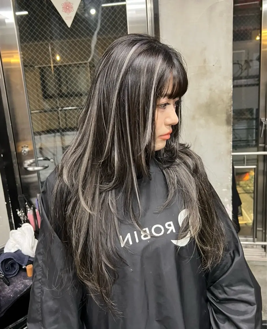 ロング カラー ダークグレー ダークグレージュ グレージュ ハイライトカラー ハイライト ヘアカラー トリートメント 指名数No.1 /NAOYAのヘアスタイル