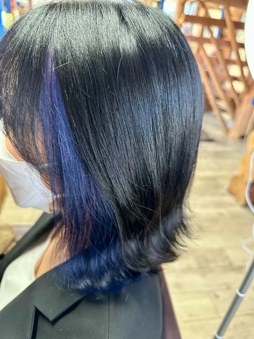 ミディアム カラー イヤリングカラー インナーカラー ネイビーカラー ヘアカラー トリートメント 綿松 彩乃のヘアスタイル