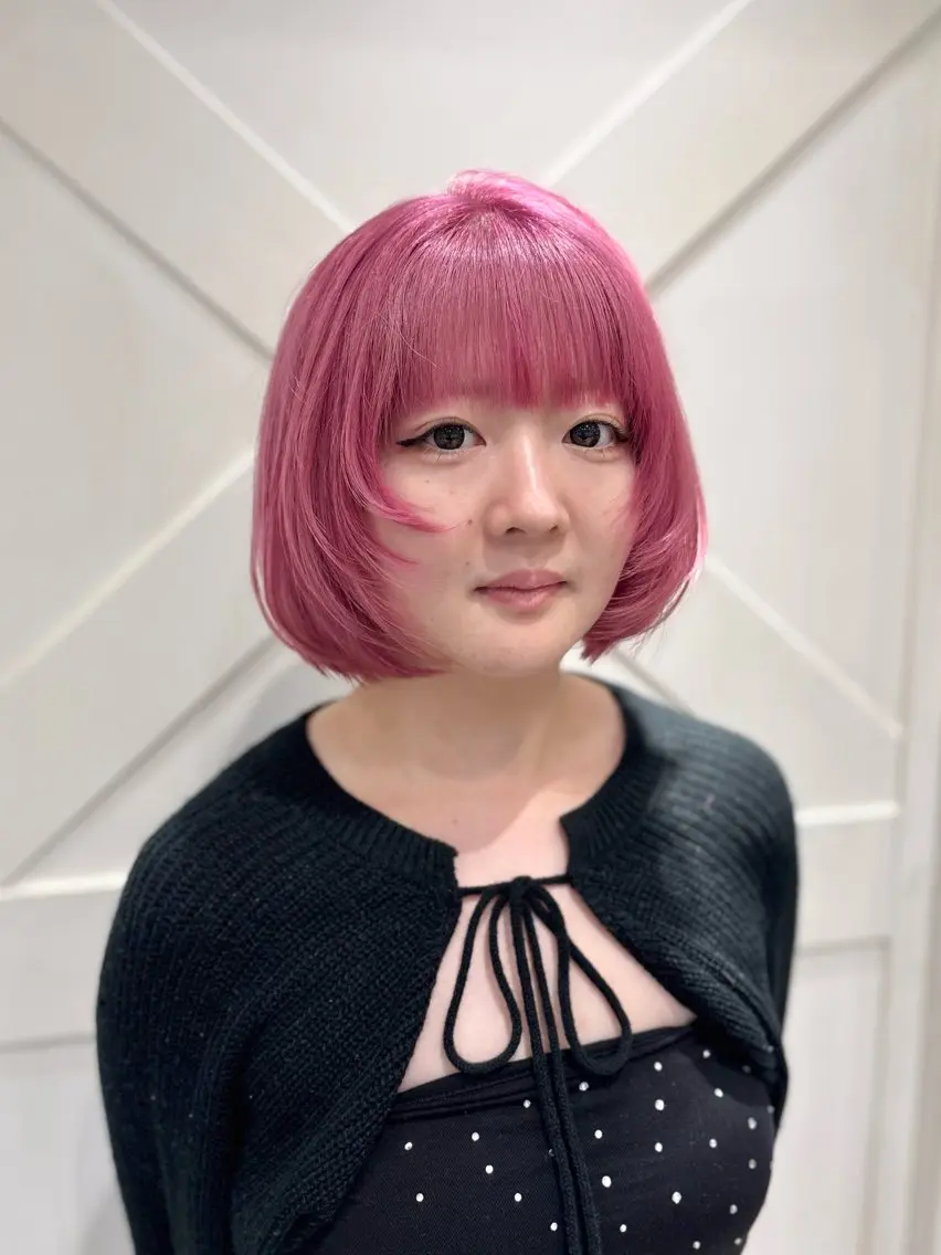 ミディアム カラー ブリーチ ピンクカラー レイヤーカット カット ヘアカラー ハイトーンカラー シールエクステのヘアスタイル