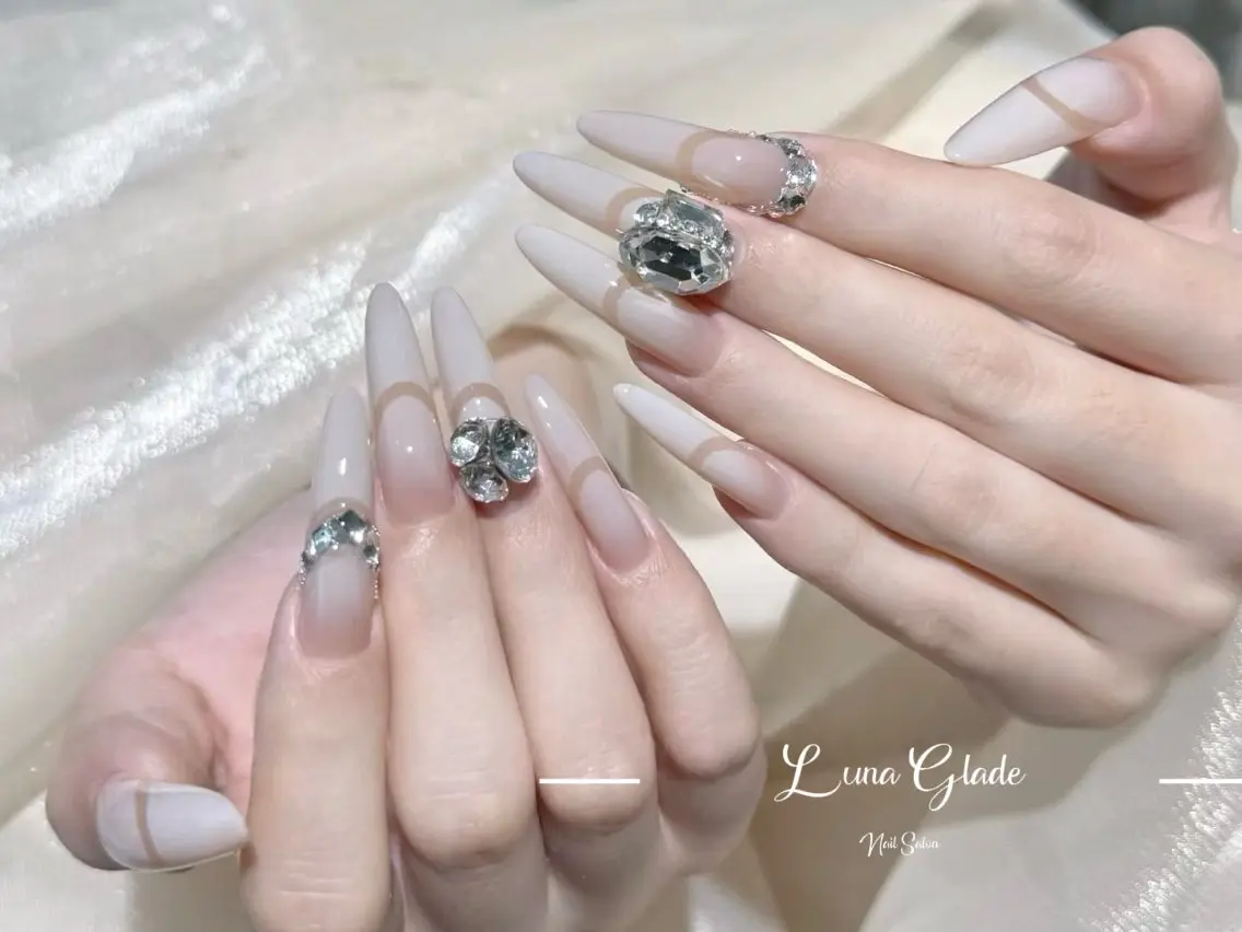 ロング 韓国風ヘア ハンドネイル Luna Gladeのネイルデザイン