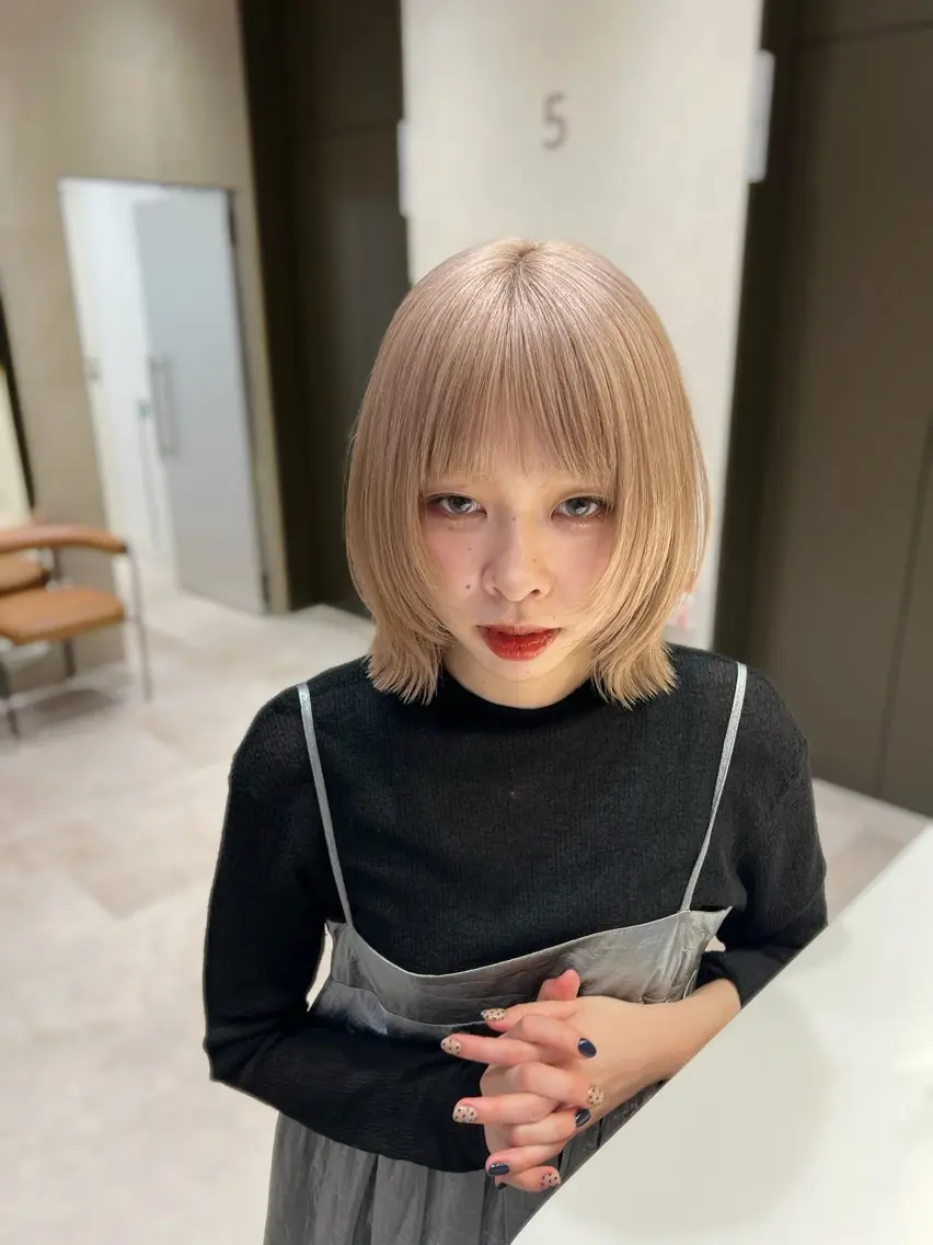 ショート カラー ボブレイヤー ベージュカラー ブリーチ ミルクティーベージュ ボブ 泉愛美/銀座美容師 /暖色カラー/ボブのヘアスタイル