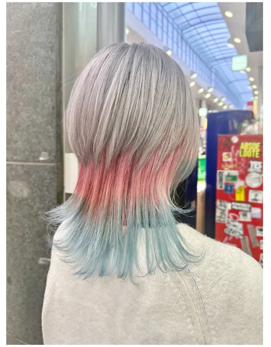 ミディアム カラー ブルーカラー ピンクカラー シルバー ウルフカット ヘアカラー TSUNO🦖 派手髪/オタク美容師のヘアスタイル