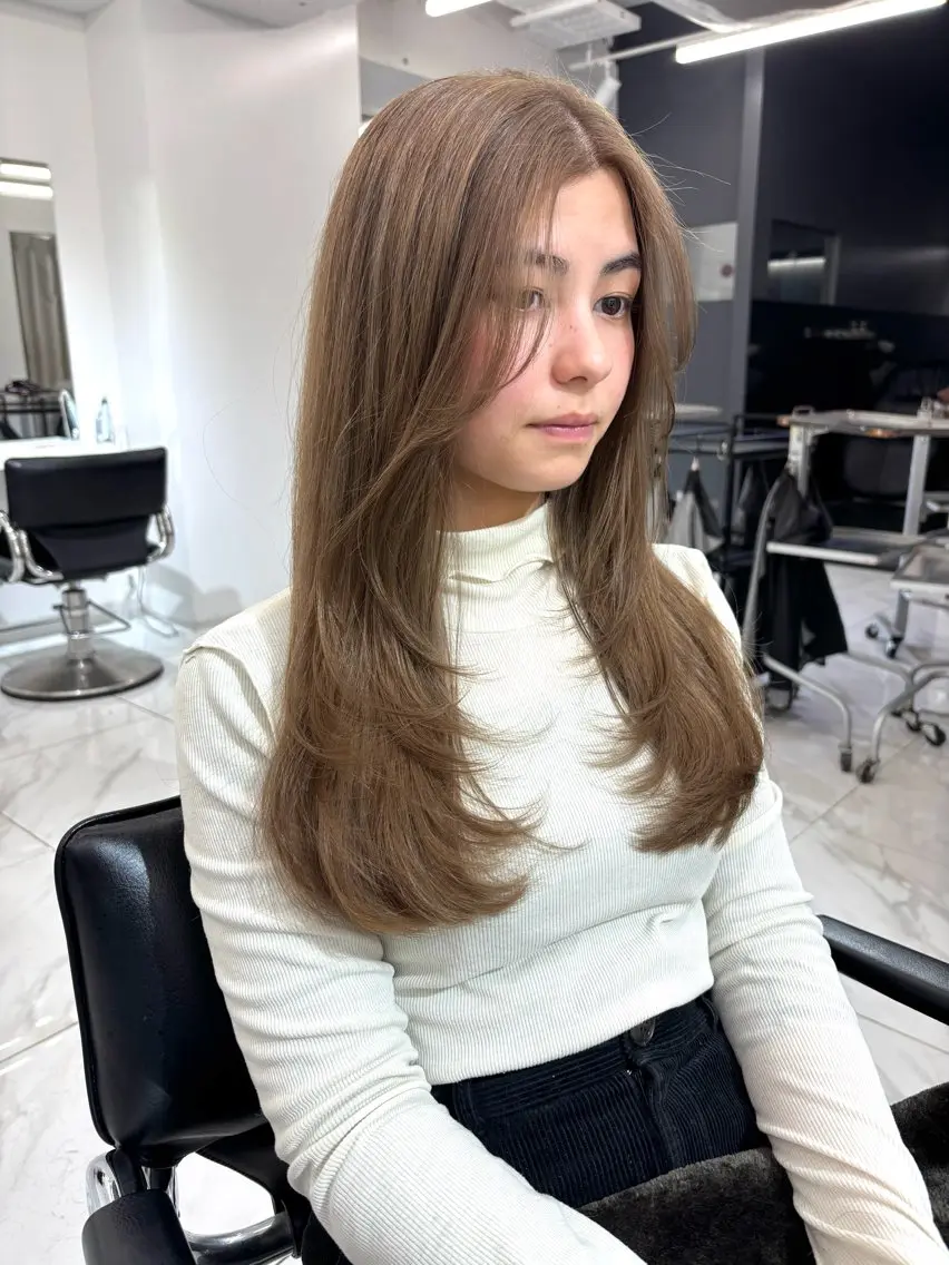 セミロング カラー ベージュカラー ブリーチ ハイトーンカラー オリーブベージュ レイヤーカット 🩶大人韓国ヘア 渋谷/Satsukiのヘアスタイル