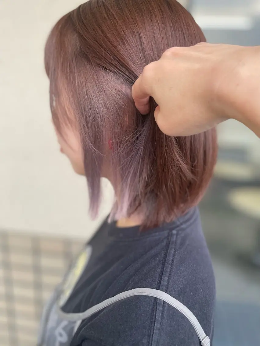 ミディアム カラー ボブレイヤー アッシュ イヤリングカラー ラベンダーカラー ラベンダーアッシュ ヘアカラー トリートメント 沢田 瞳のヘアスタイル