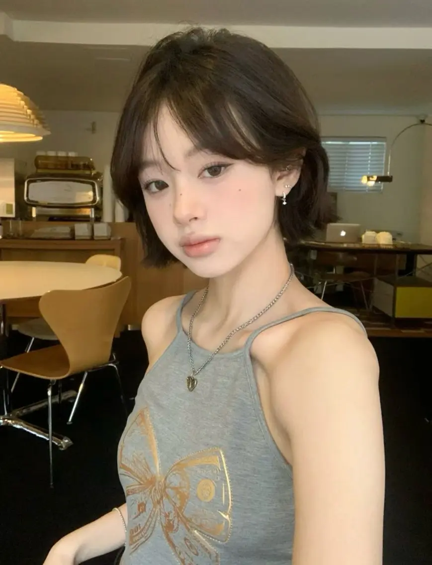 ミディアム カラー ヘアアレンジ 切りっぱなしボブ ボブ 韓国風ヘア レイヤーカット シースルーバング カット mina 🌷のヘアスタイル