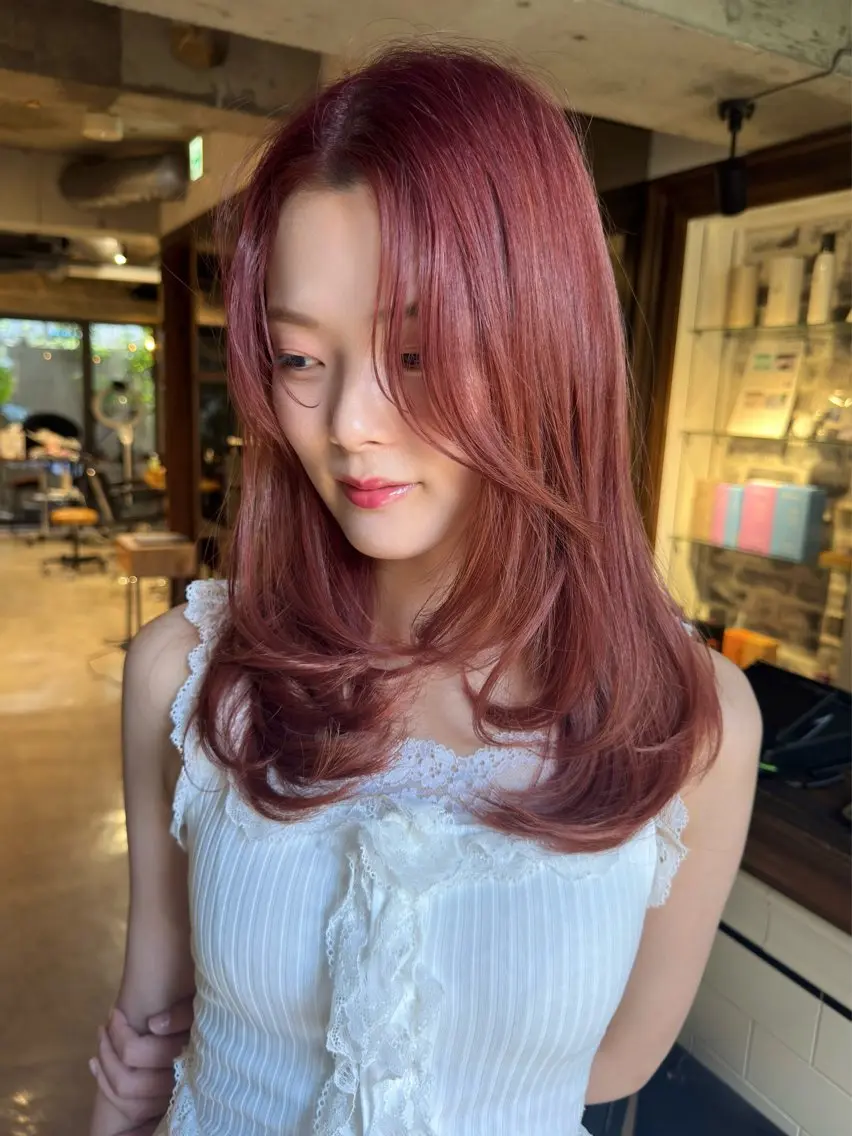 セミロング カラー レッドカラー お呼ばれヘア✨️ Akari🧸🤍のヘアスタイル