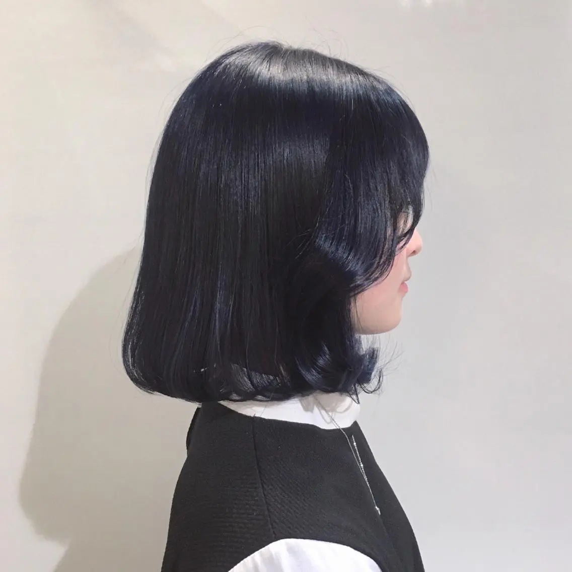 ミディアム カラー ヘアアレンジ ネイビーカラー 柔らか垢抜けｶﾗｰと ｶｯﾄ🫧ASUKAのヘアスタイル