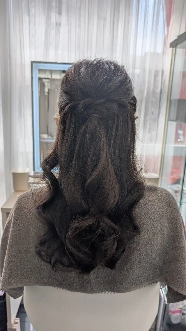 ヘアアレンジ セミロング ハーフアップ 結婚式・ブライダル ヘアセット 似合わせヘアメイク 🫧moko🫧のヘアスタイル