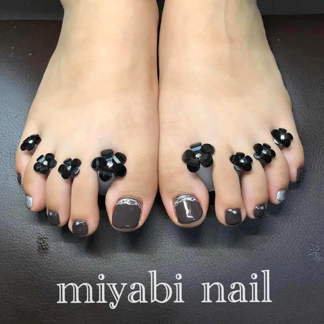 ネイル アートネイル ブラウン フットネイル シルバー フットネイル miyabi nail 桂川駅近くのネイルデザイン