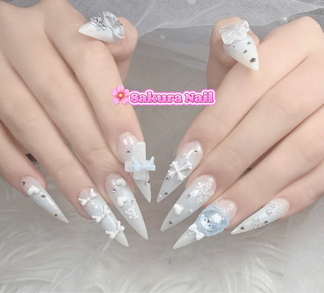 ネイル アートネイル オーロラネイル ボルドー チークネイル フレンチネイル ハンドネイル Sakura Nail Salonのネイルデザイン