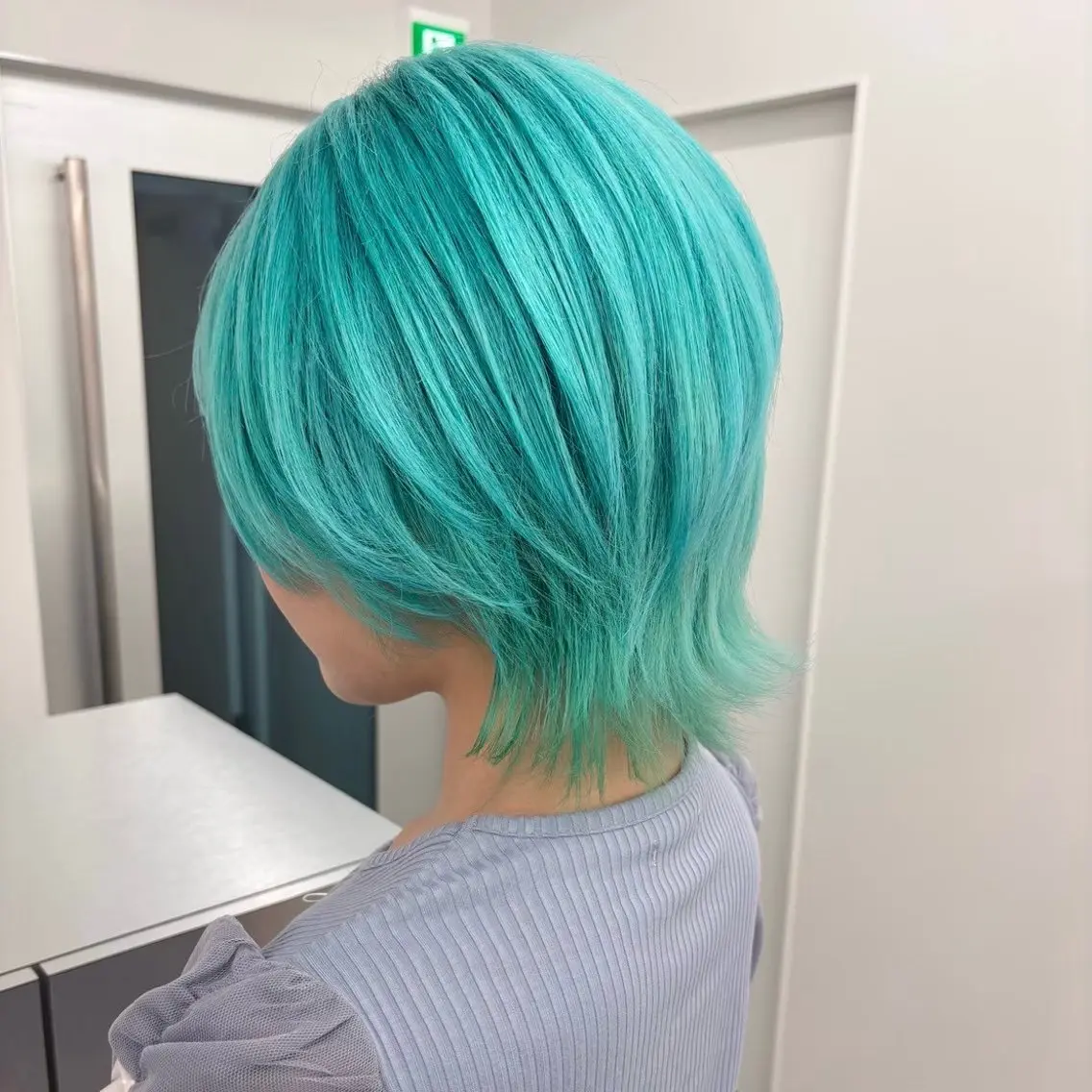 ショート カラー ブリーチ エメラルドグリーン カット ヘアカラー TACE新宿 みすずのヘアスタイル
