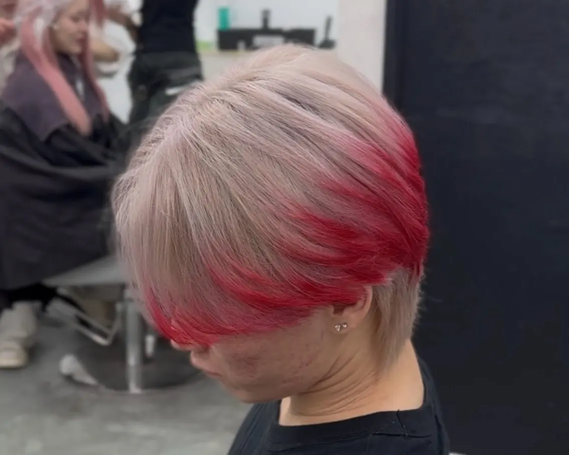 カラー メンズ メンズブリーチ センターパート フェザーパーマ メンズハイトーン メンズ韓国風 佐々木 哲太のヘアスタイル