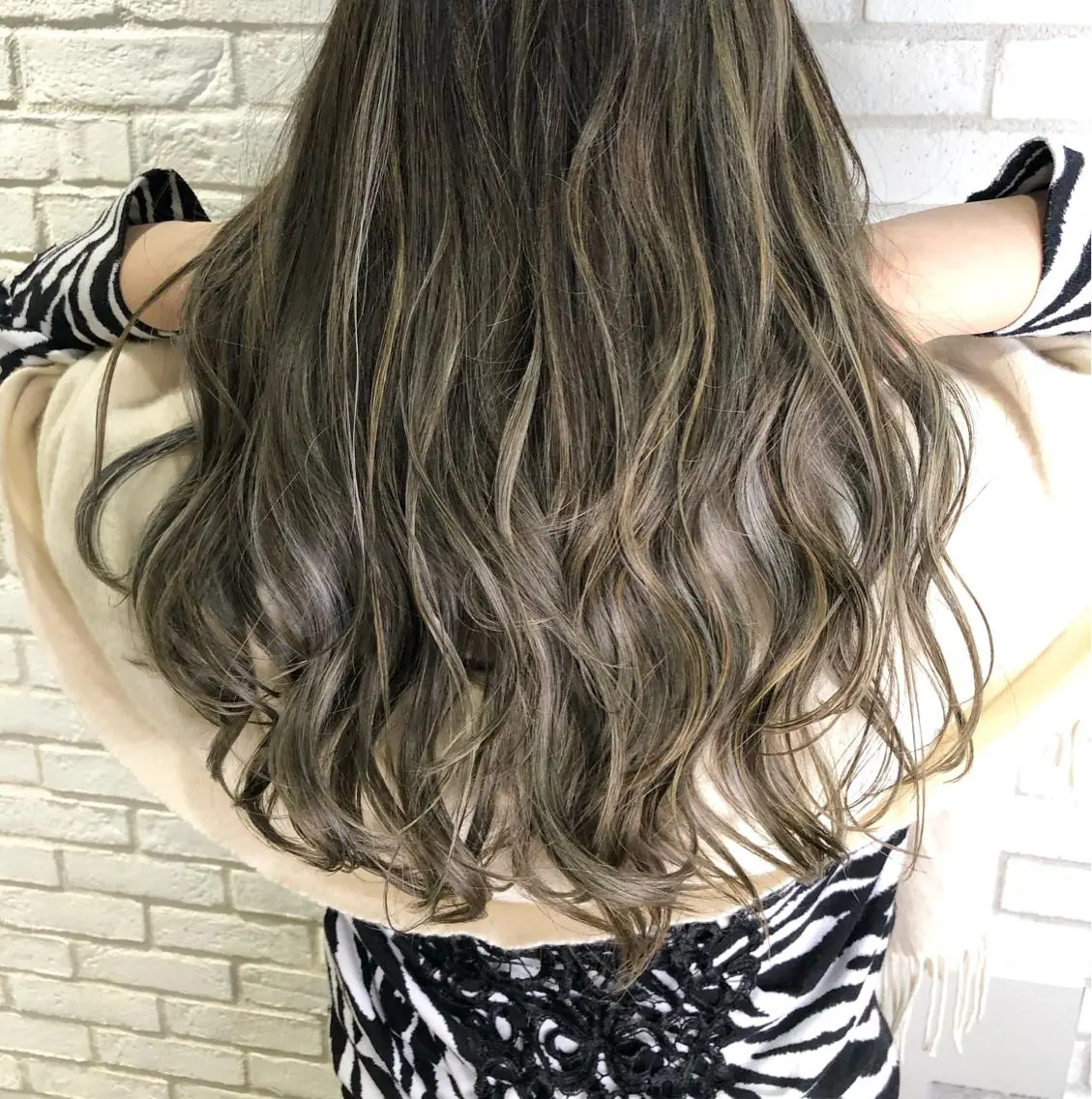ロング カラー グレージュ ハイライトカラー カーキグレージュ ハイライト 佐藤 高徳のヘアスタイル