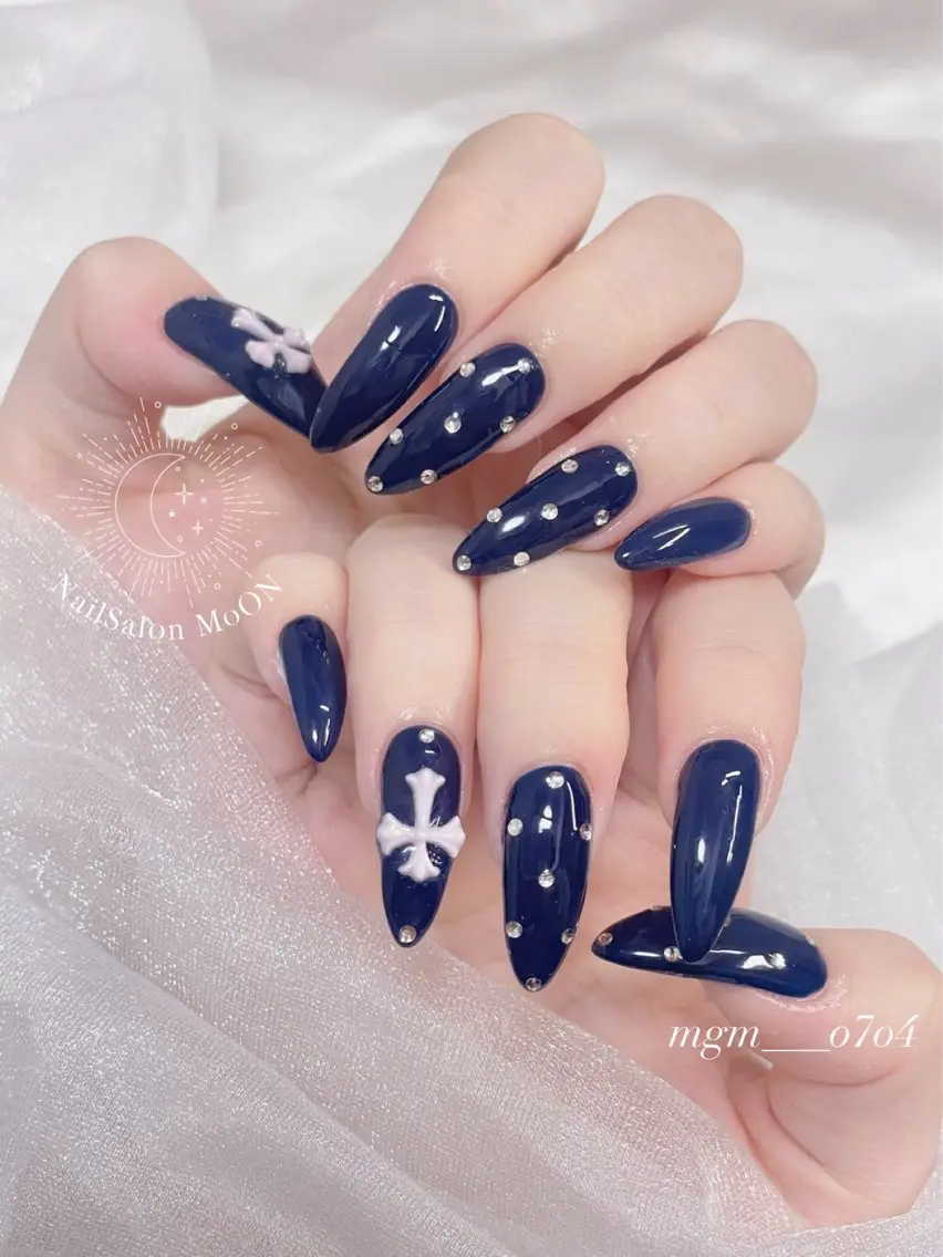 MoON...❤︎ MeGuのネイルデザイン