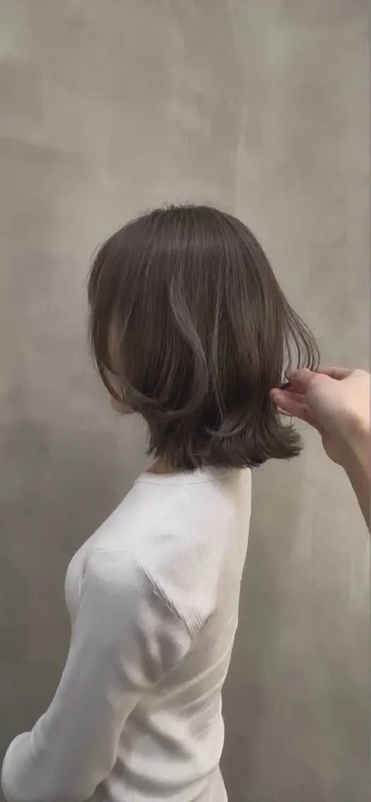 ミディアム カラー グレージュ ボブ 外ハネヘア ヘアカラー トリートメント ヘアセット 韓国ヘアー/ 鈴木将輝のヘアスタイル