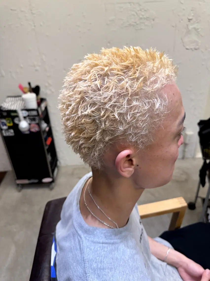 ショート カラー パーマ メンズ ダウンパーマ フェードカット メンズハイライト メンズパーマ メンズショート カット ヘアカラー パーマ 💈メンズ特化💈 TASUKUのヘアスタイル