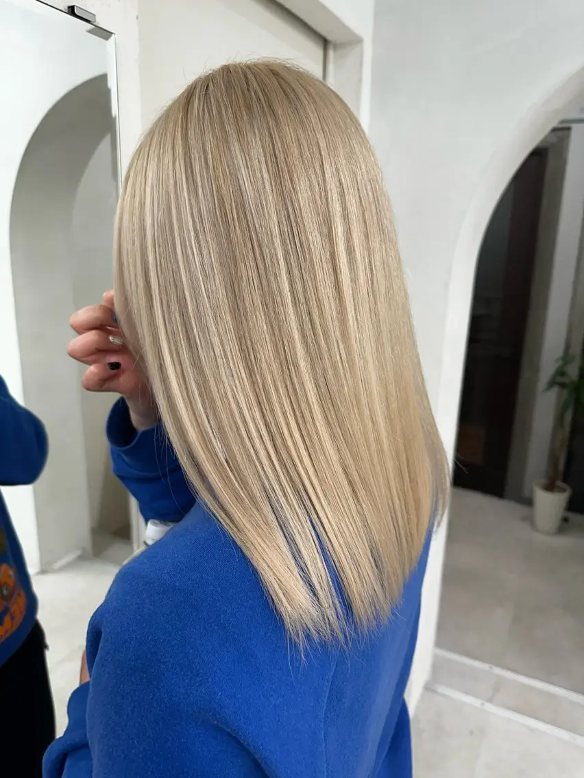 ミディアム カラー ベージュカラー ブリーチ ブロンド 透明感カラー ハイトーンカラー ヘアカラー トリートメント 🧃Kawakami kotomi🧃のヘアスタイル