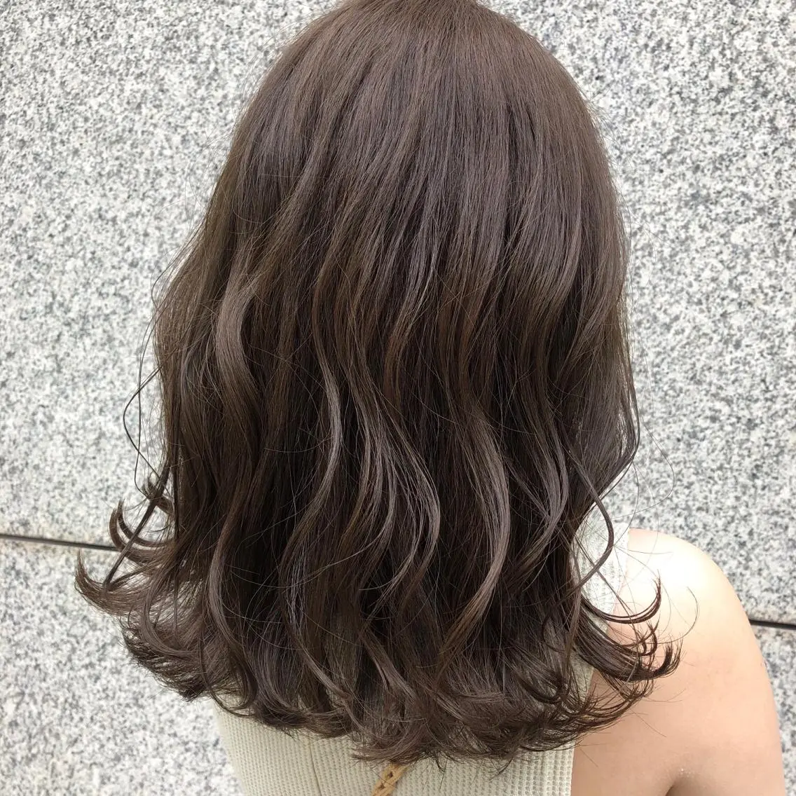 ミディアム カラー ベージュカラー オリーブベージュ 尾籠 美幸 (オゴモリ ミユキ)のヘアスタイル