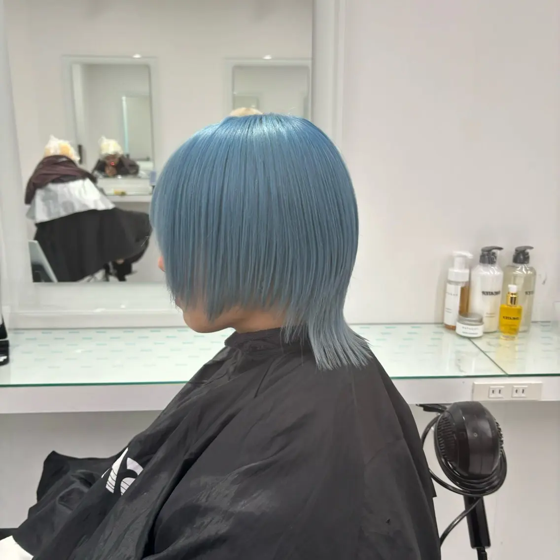 ミディアム カラー ヘアアレンジ ヘアカラー トリートメント ヘッドスパ ヘアセット ウルフカット×ハイ トーン職人🤍ゆうひのヘアスタイル