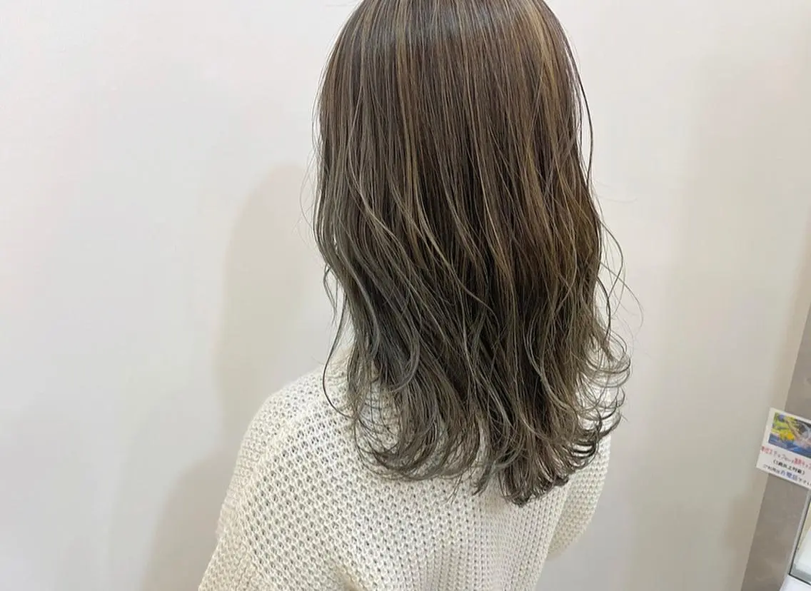 セミロング カラー グレージュ ハイライトカラー ハイライト ヘアカラー トリートメント 鈴木 翔梧のヘアスタイル