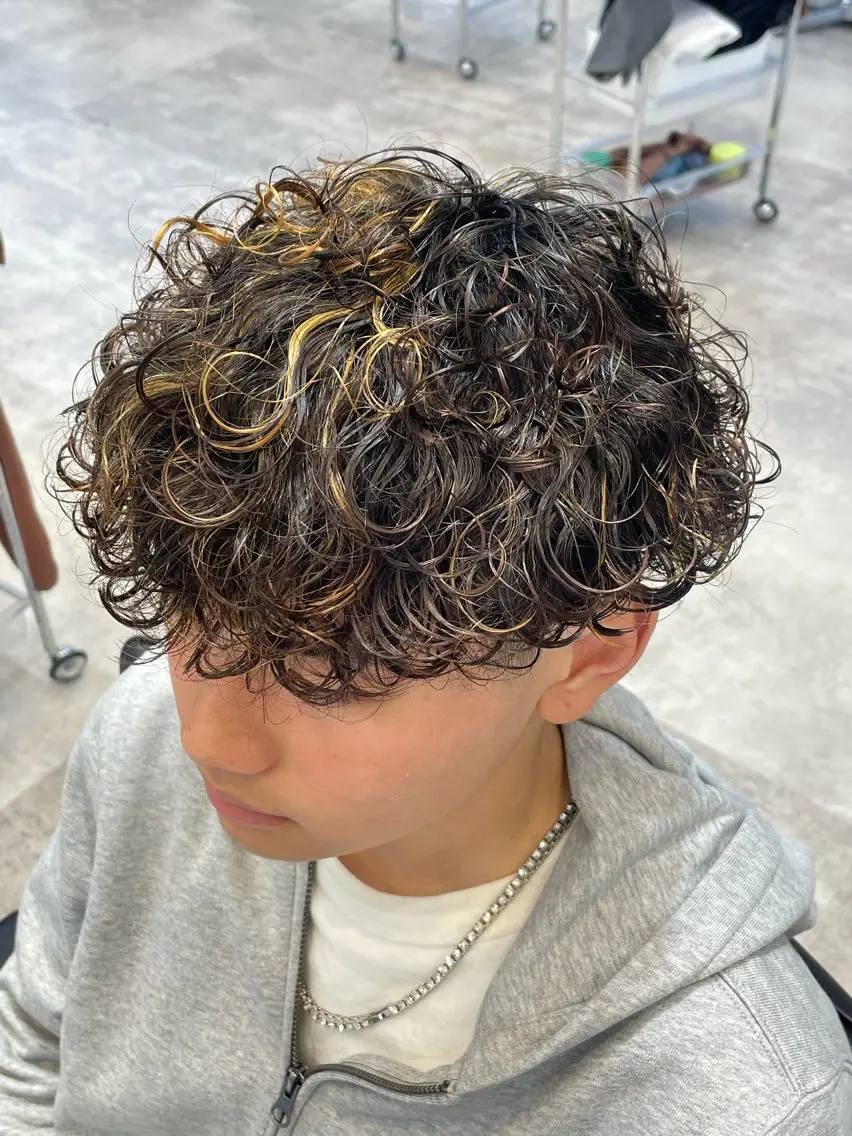 カラー パーマ メンズ メンズハイライト メンズパーマ プードルパーマ 波巻きパーマ ハイライトカラー カット ヘアカラー パーマ fifth 武正 琉生のヘアスタイル