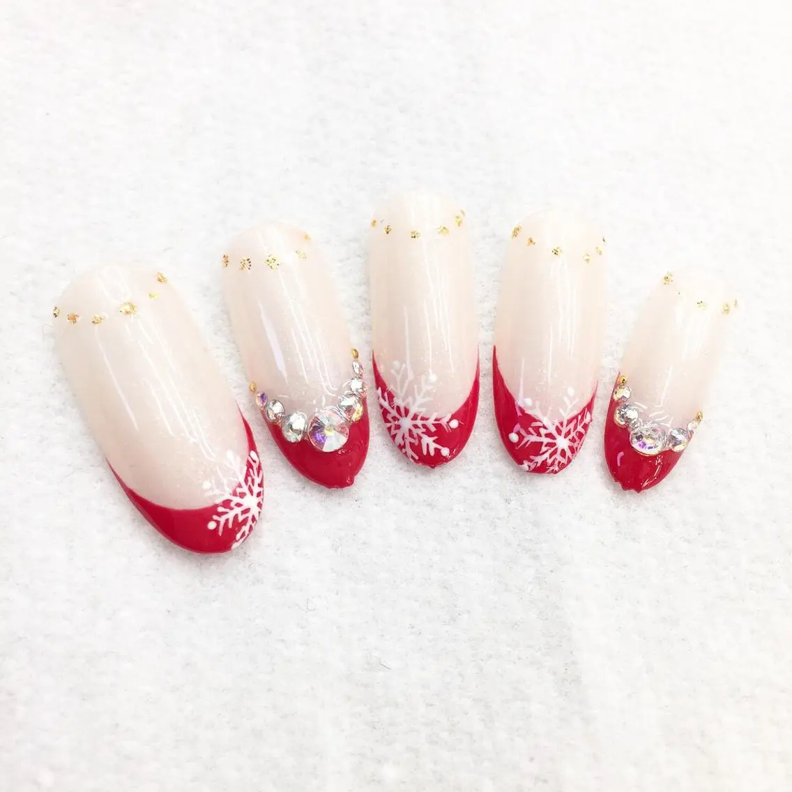 ネイル フレンチネイル キラキラネイル 赤色 ストーンネイル 冬ネイル miel nailのネイルデザイン