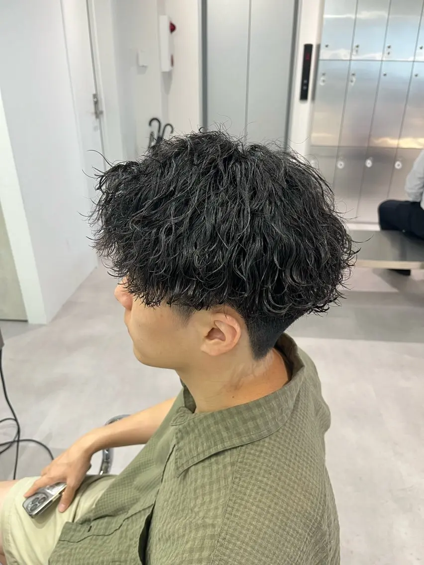 ショート パーマ メンズ ⚡メンズパーマフ ェードカットTomyのヘアスタイル