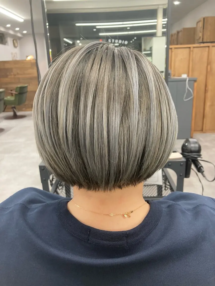 ショート カラー バレイヤージュ シルバー レイヤーカット カット ヘアカラー トリートメント SHAFT Ieiriのヘアスタイル