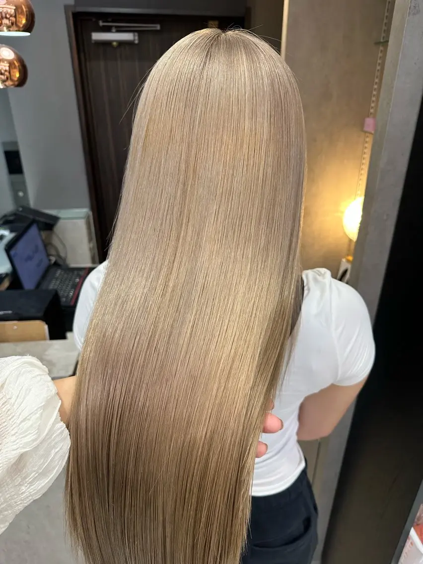 ロング カラー ベージュカラー ブリーチ ケアブリーチ 透明感カラー グレージュ ヘアカラー 天神暖色カラー レイヤー・髪質改善のヘアスタイル