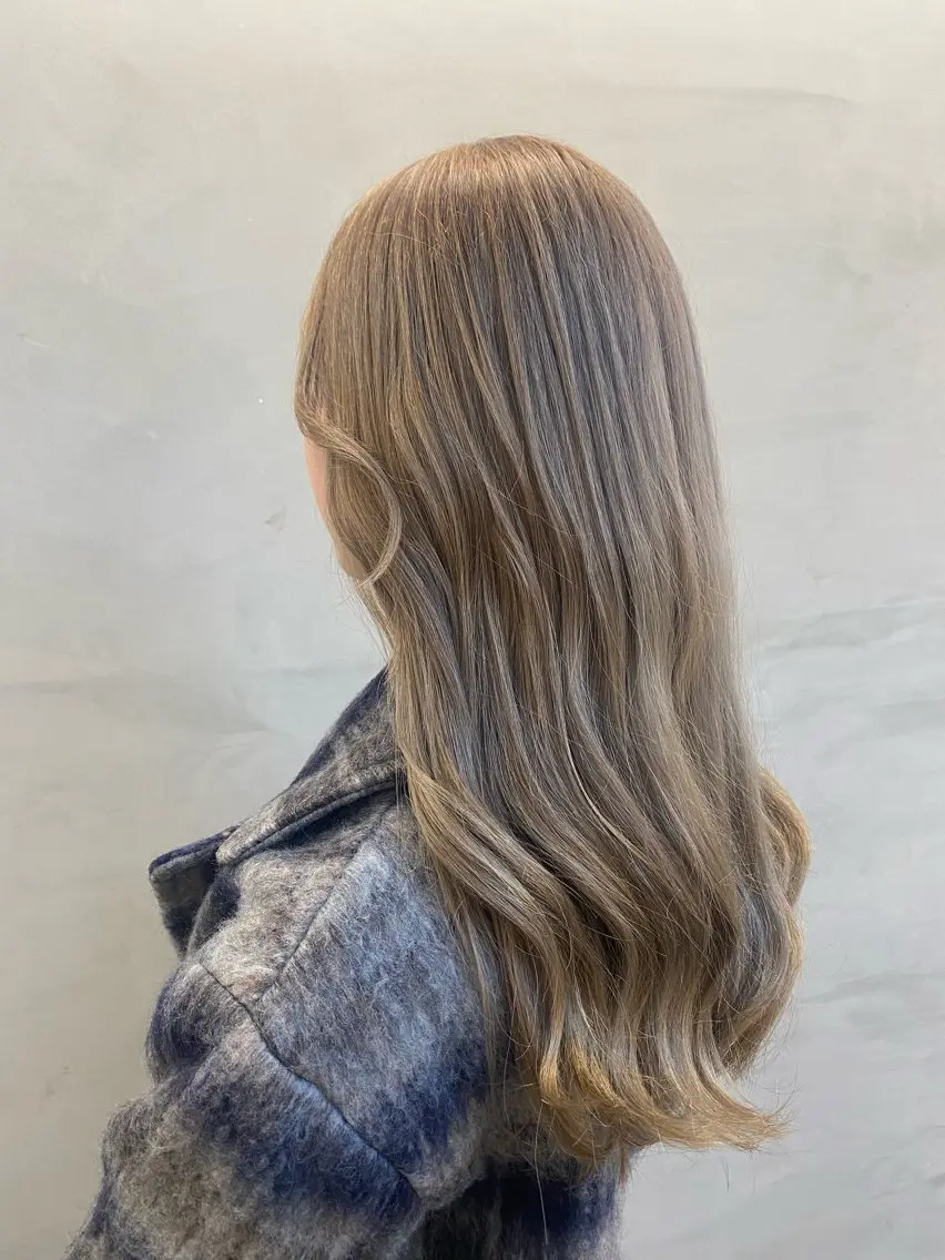 セミロング カラー ヘアアレンジ ベージュカラー ブリーチ ダブルカラー ハイトーンカラー ミルクティーベージュ ヘアカラー トリートメント 🌟🍒ハイトーン 韓国ヘア/ユウミのヘアスタイル