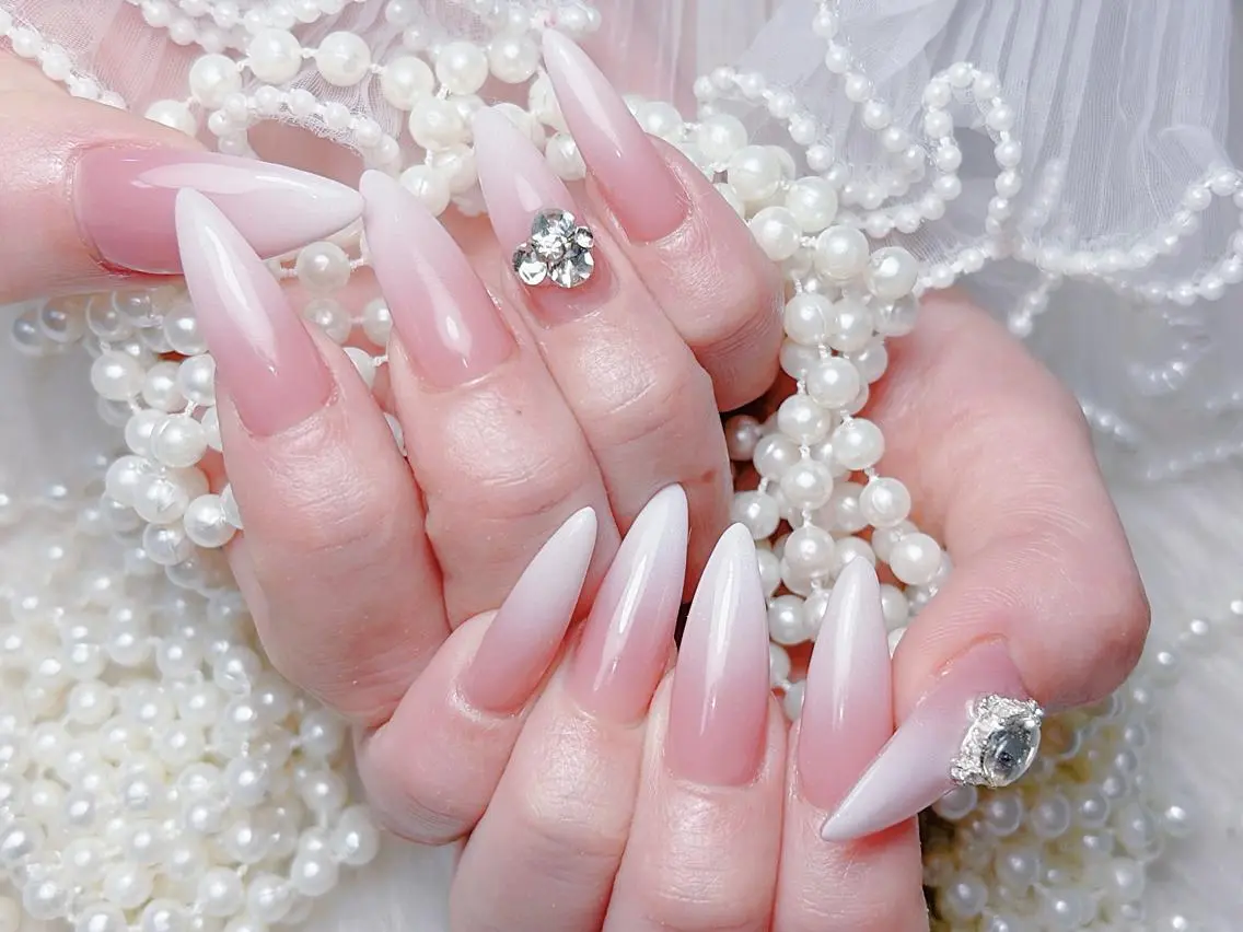 ネイル アートネイル オーロラネイル 長さ出し フットネイル ガーリー 🎀まゆ 🪽🐾のネイルデザイン