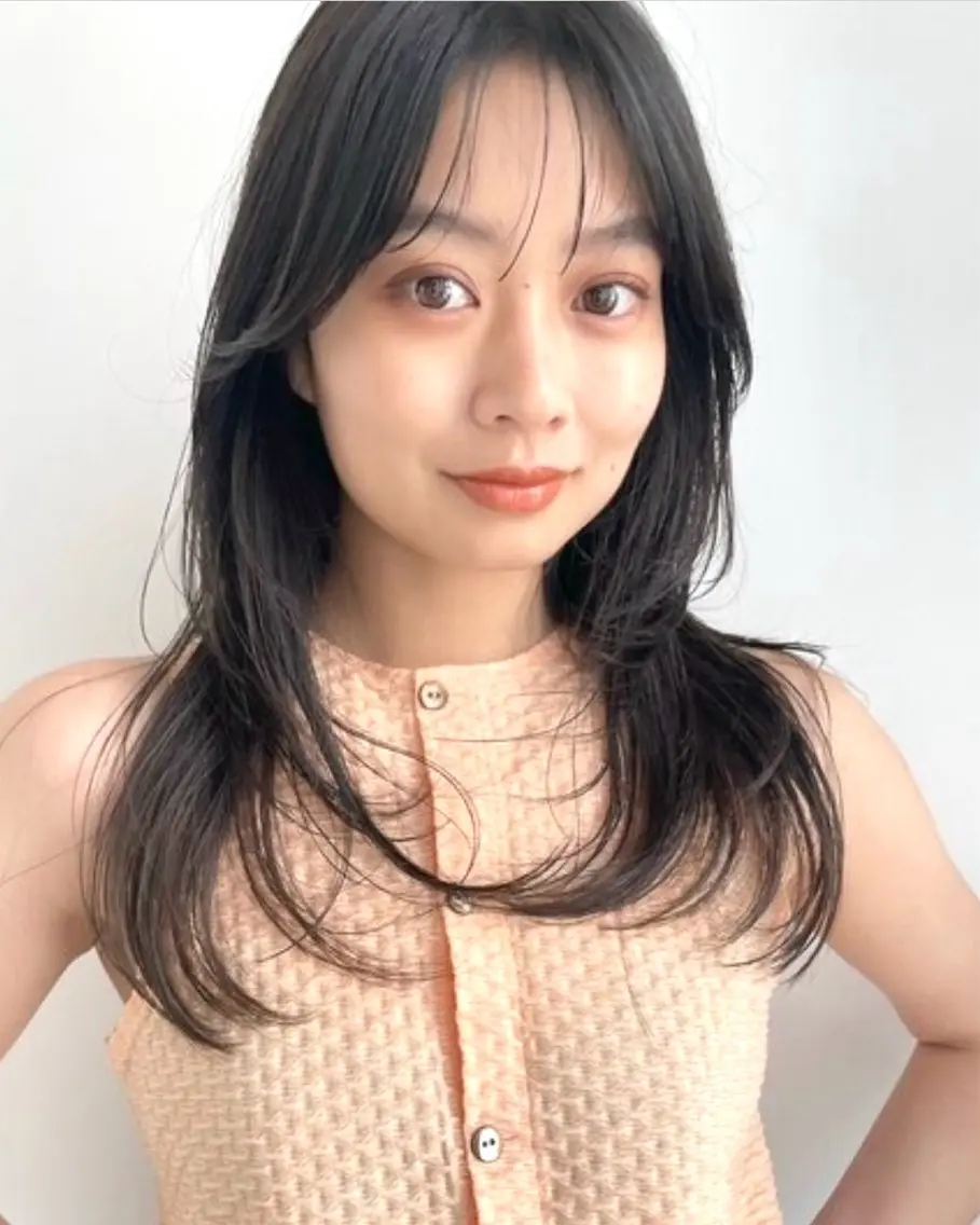 セミロング アッシュ レイヤーカット トリートメント カット ヘアカラー トリートメント 表参道レイヤーカット 髪質改善山岸季生のヘアスタイル
