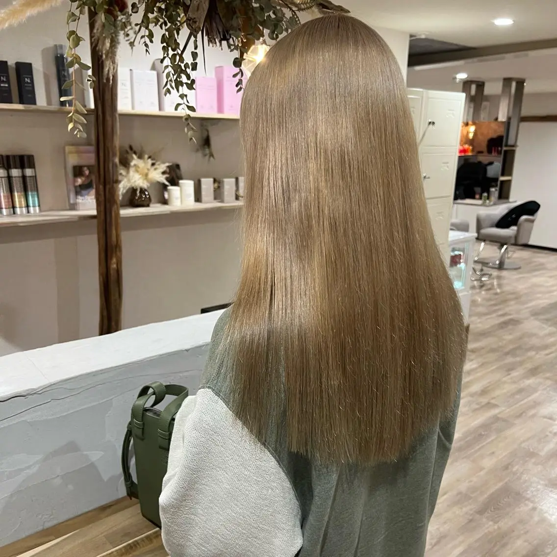 セミロング カラー ベージュカラー ブリーチ ミルクティーベージュ カット ヘアカラー トリートメント 🌱小顔魅せショート 髪質改善カラー/泉綺のヘアスタイル