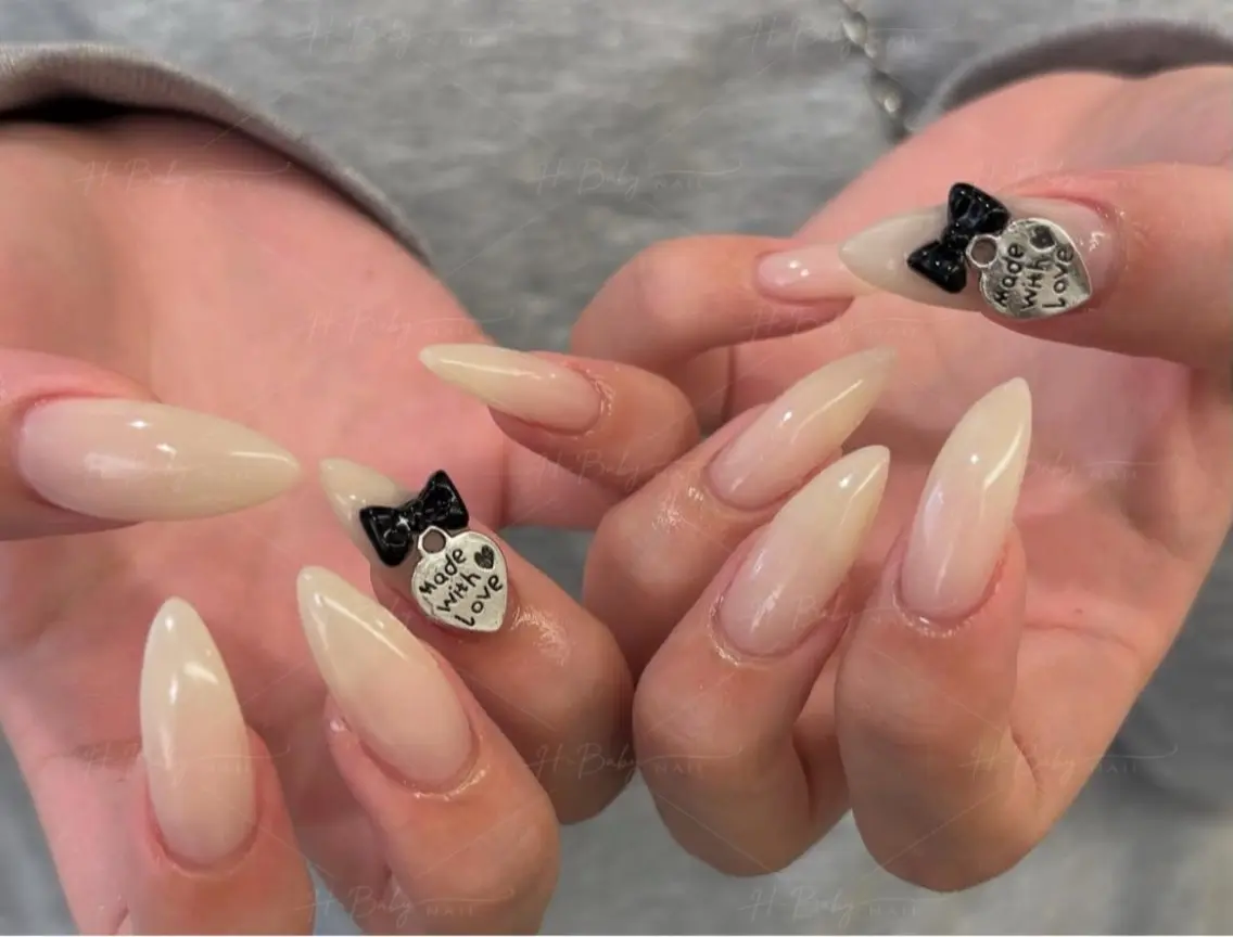 ネイル フレンチネイル ジェルネイル ガラスフレンチ ハロウィン ハート H.baby Nail Salonのネイルデザイン