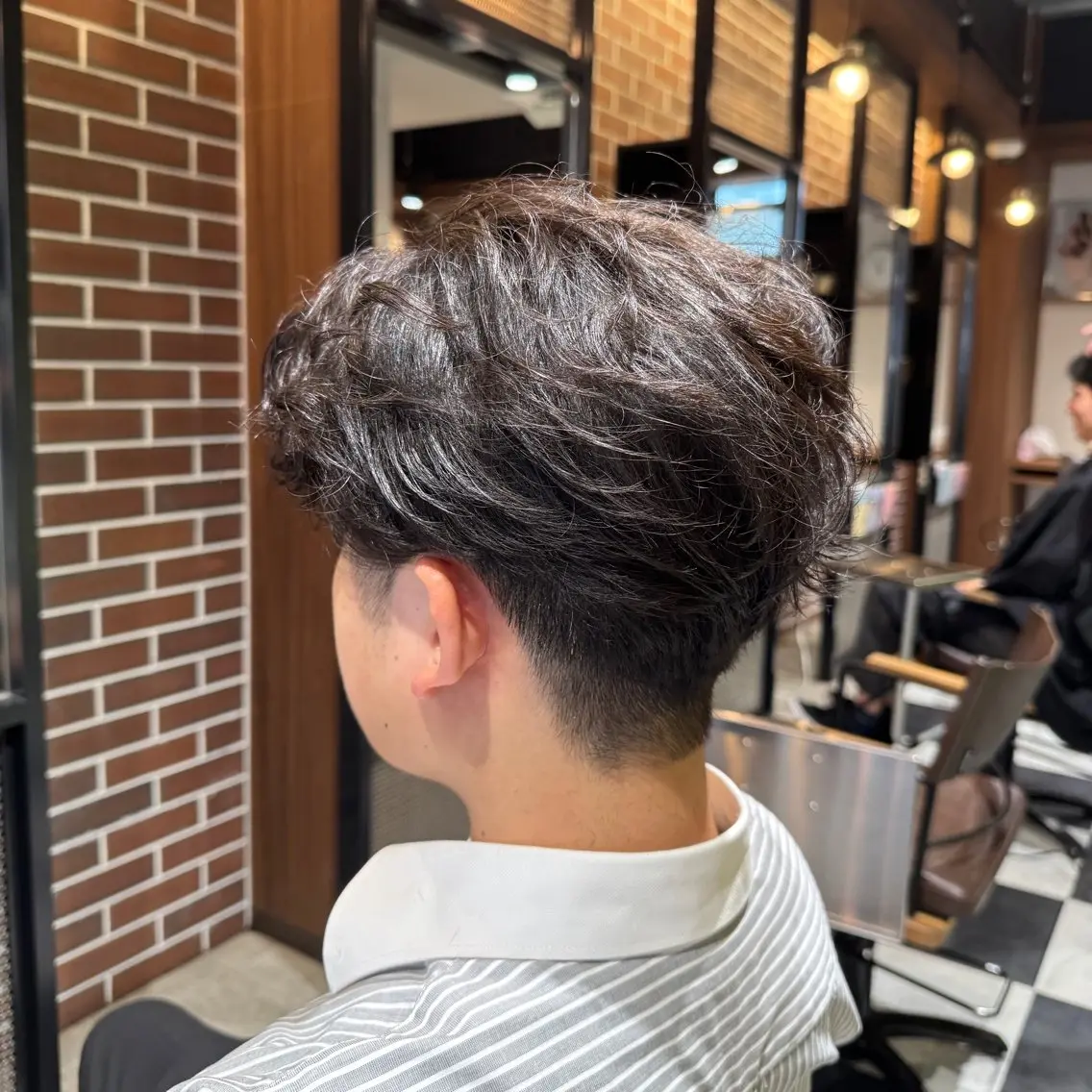 ミディアム パーマ メンズ ミディアムパーマ メンズパーマ ニュアンスパーマ カット パーマ メンズミディアム☁️ ✨抜け感ヘア/下村迅のヘアスタイル