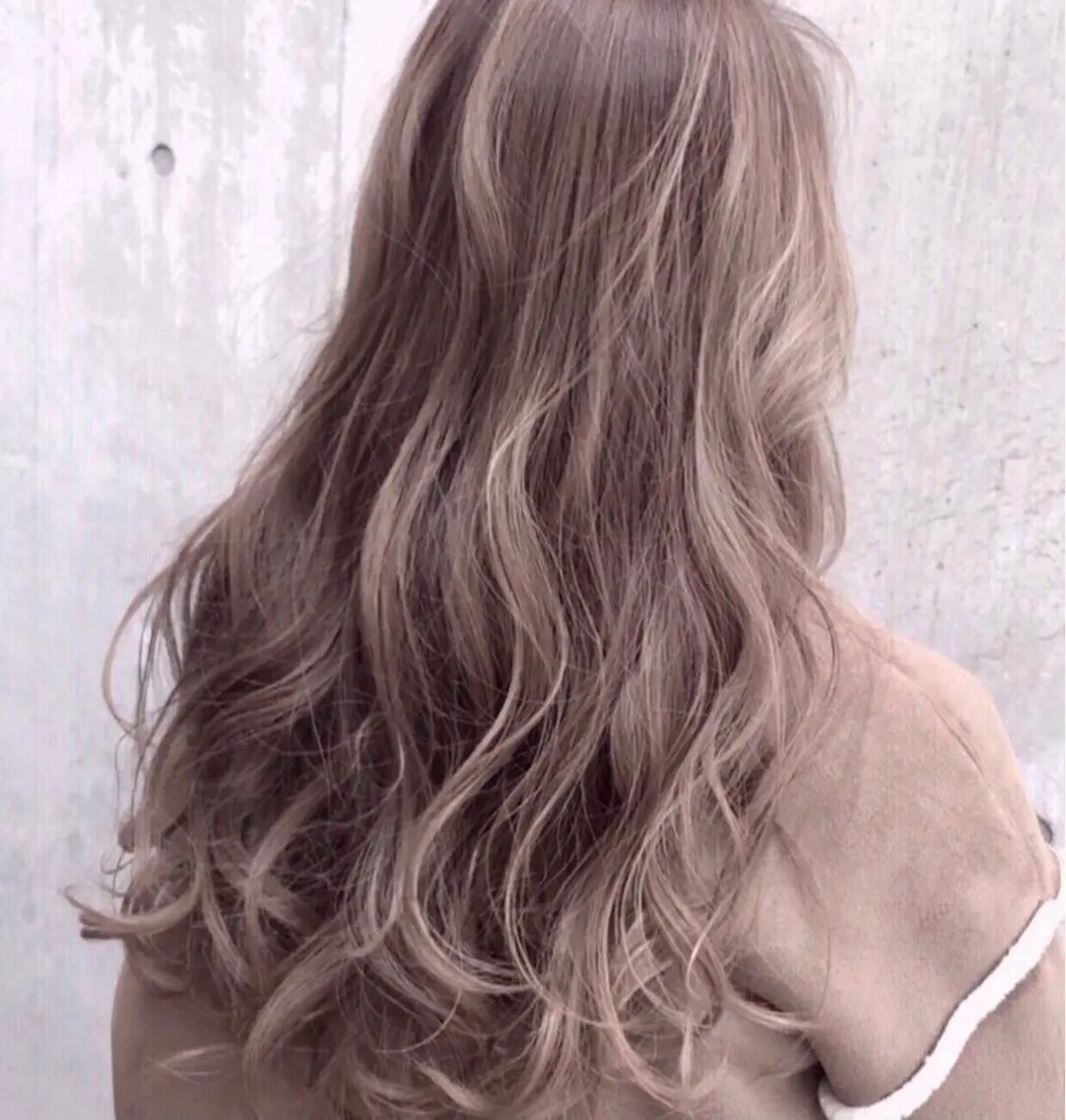 ロング カラー アッシュ ベージュカラー ブルーカラー グレージュ ハイトーンカラー ヘアカラー AKI アキのヘアスタイル