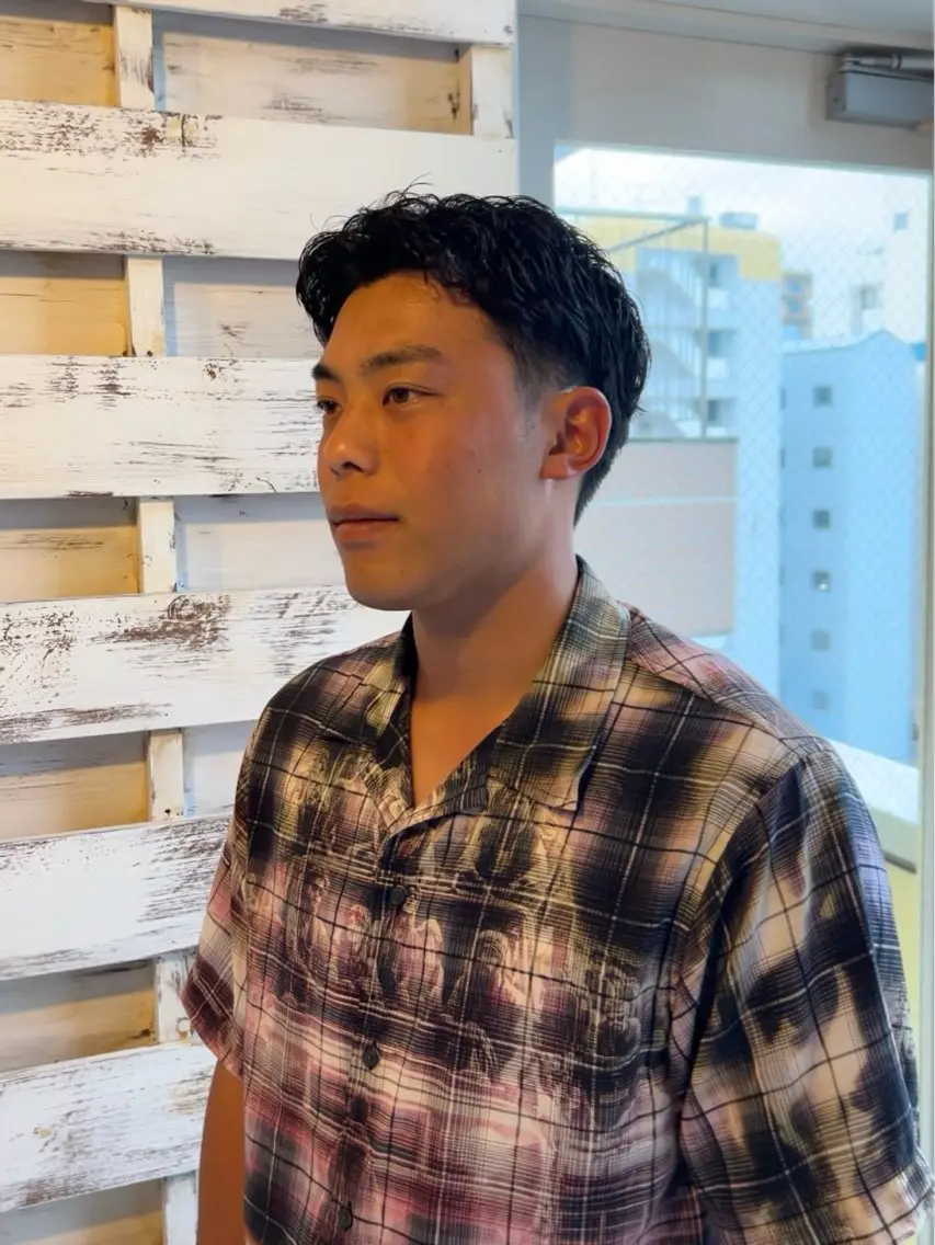 ショート くせ毛 佐藤 ウィリアムのヘアスタイル