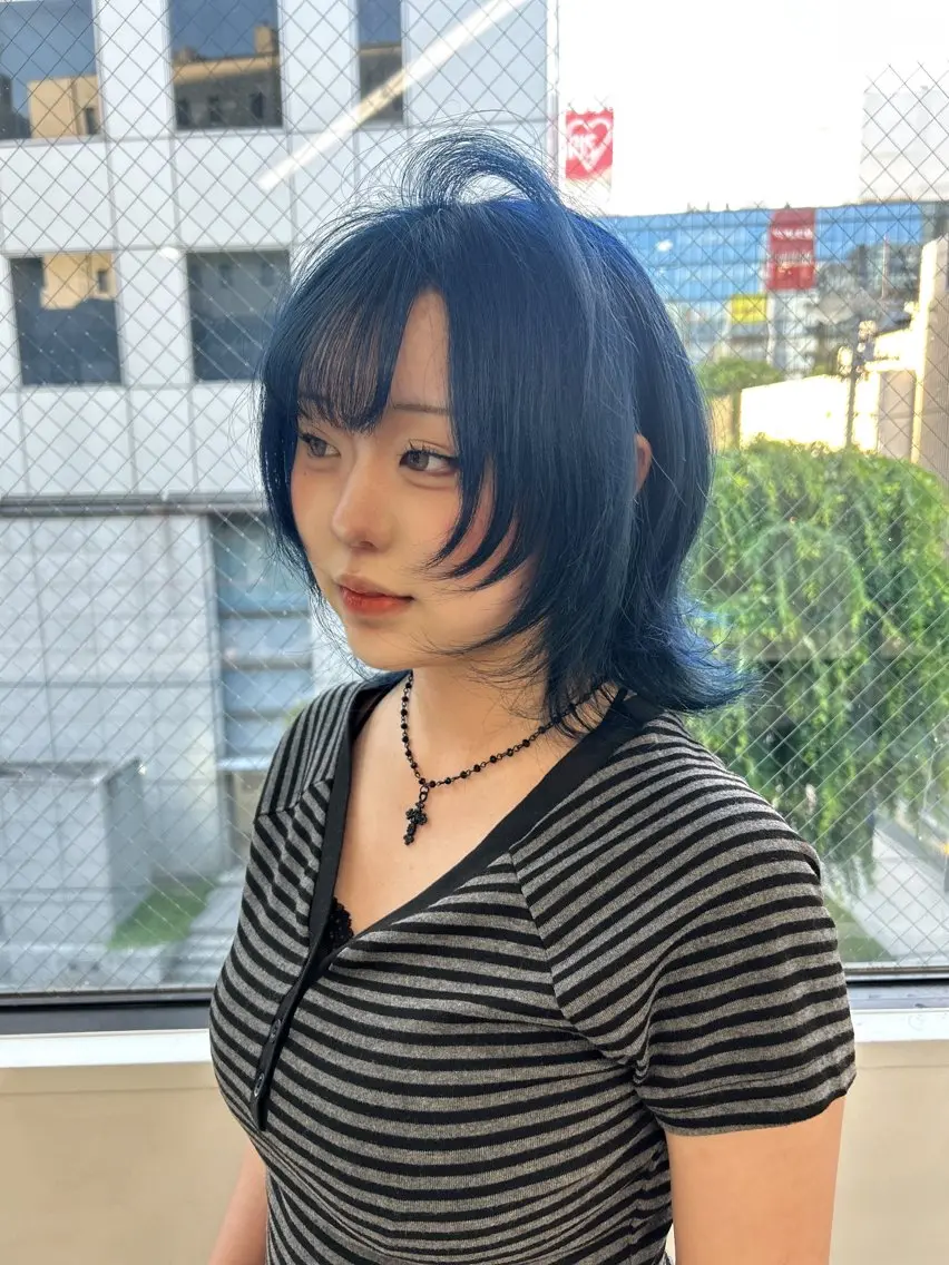 ロング カラー 縮毛ブリーチ／黒染め 複雑履歴／ホワイトのヘアスタイル