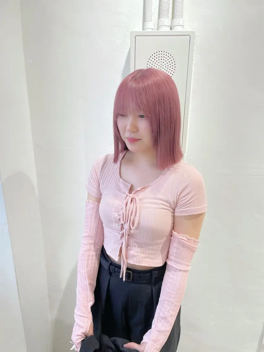 ショート カラー ベージュカラー ブリーチ ピンクカラー ピンクベージュ 似合わせカット Muミュー/ブリーチ ハイトーン Wカラーのヘアスタイル