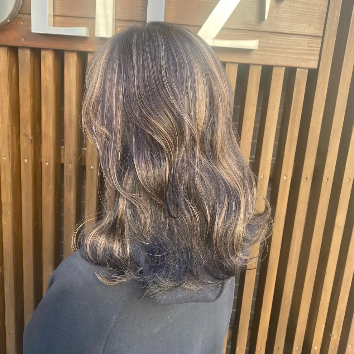 ミディアム カラー ベージュカラー ハイライトカラー ハイライト 女性目線でつくる ボブ縮毛矯正のヘアスタイル