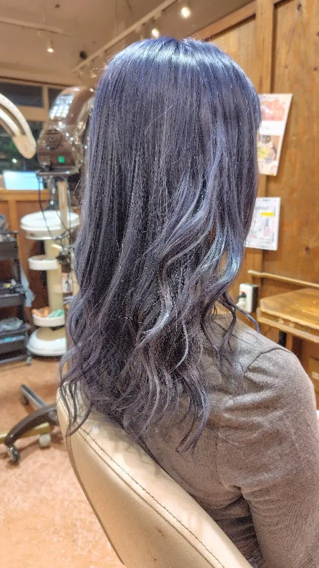 カラー セミロング ブリーチ ブルーカラー ブルーラベンダー ラベンダーカラー 梅原 瑞雪のヘアスタイル