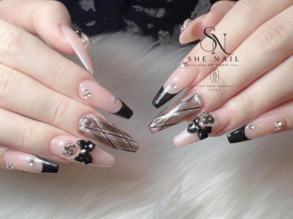 ネイル 長さ出し フットネイル フレンチネイル ジェルネイル キラキラネイル ハンドネイル 博多 SHE Nailのネイルデザイン