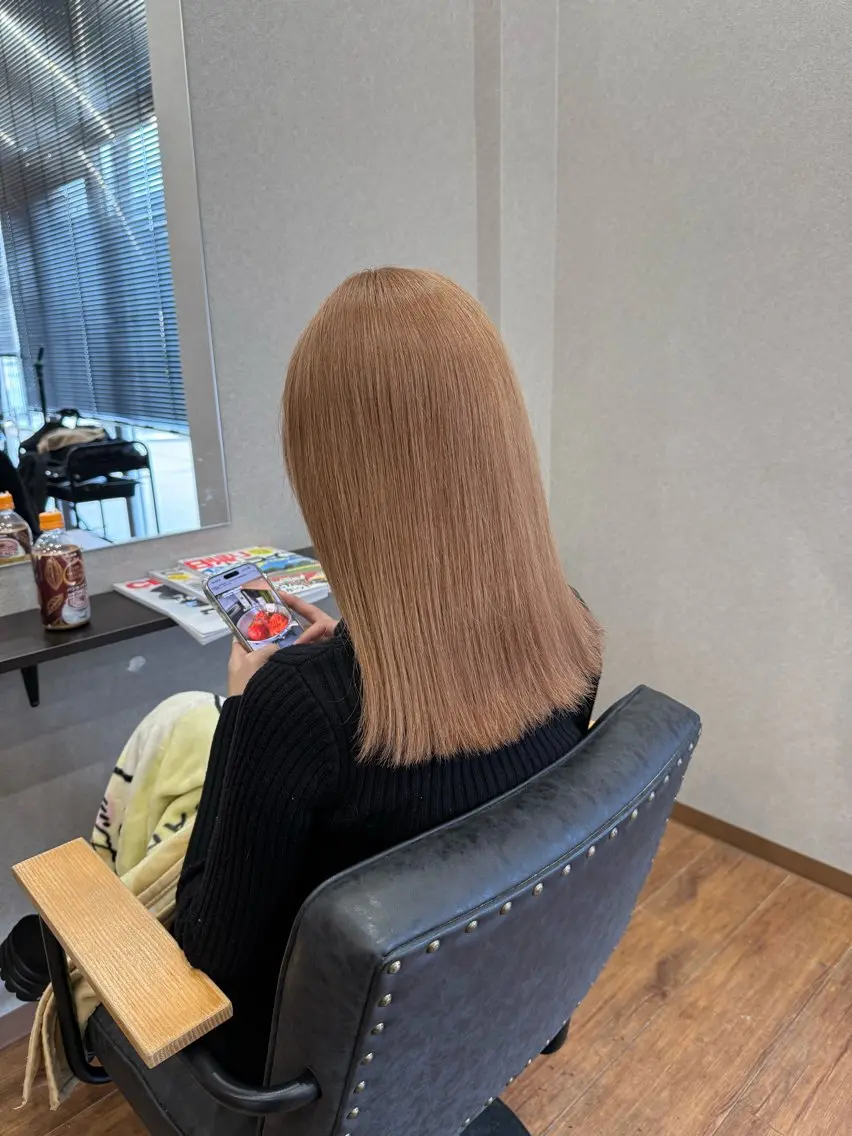 ロング カラー ベージュカラー ミルクティーベージュ カット ヘアカラー トリートメント 鵜飼 真伍のヘアスタイル