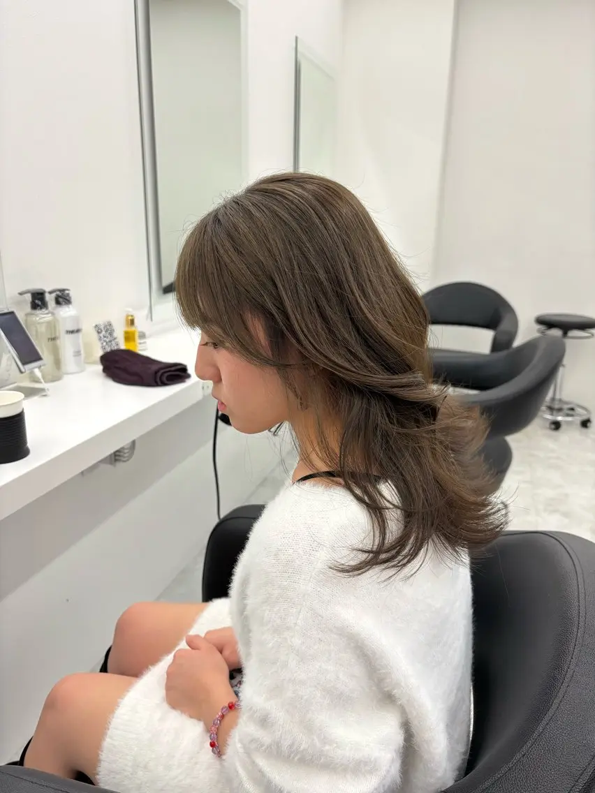 セミロング カラー 抜け感レイヤー︴ ニュアンスカラーのヘアスタイル