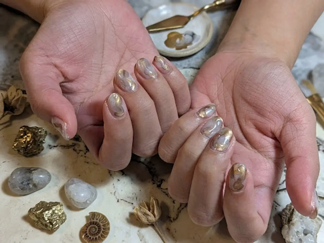 ネイル ゴールド ニュアンスネイル オフィスネイル ホワイト Ao.Nail Mizuki🍀のネイルデザイン