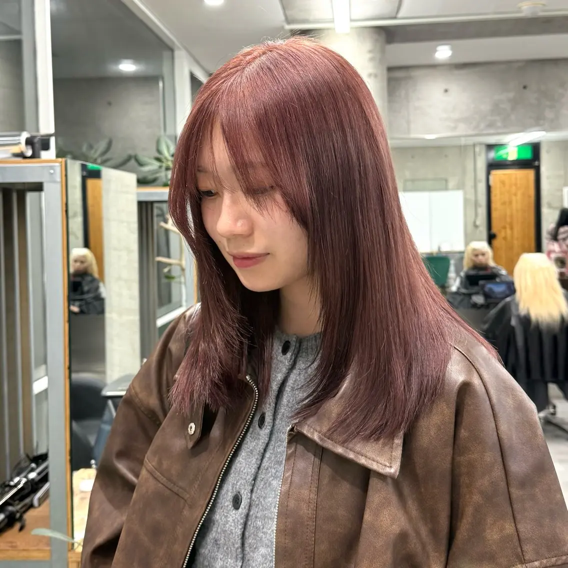 ミディアム カラー Runa/大人 かわいいハイトーンのヘアスタイル