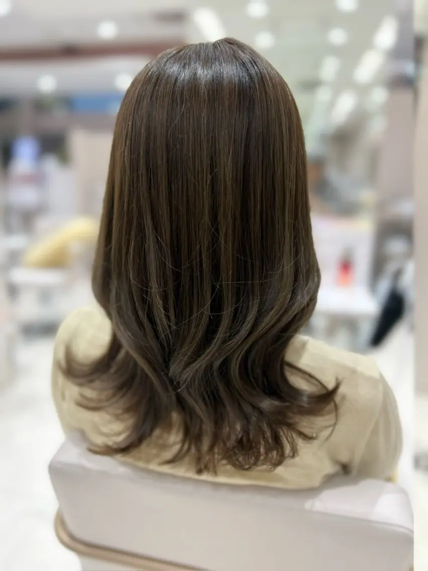 セミロング カラー ベージュカラー ブラウンカラー 透明感カラー オリーブベージュ カット ヘアカラー トリートメント 髙木美緒🌿 レイヤー/アレンジのヘアスタイル