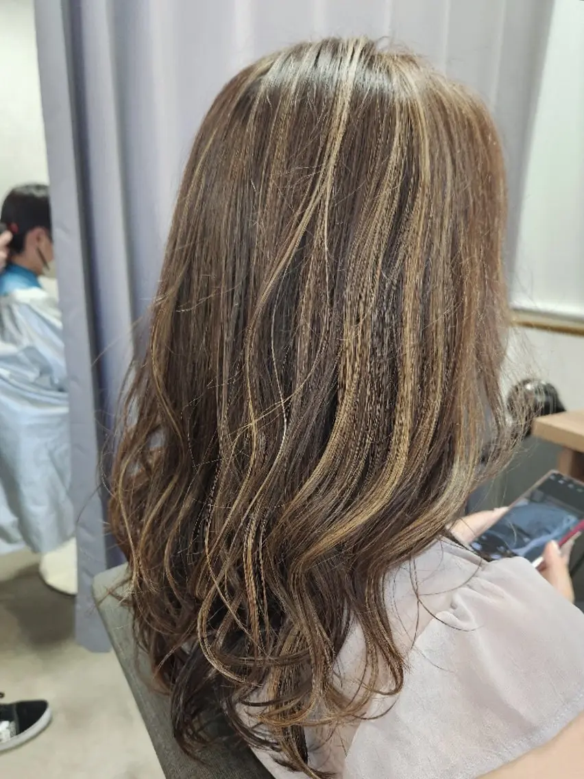 セミロング カラー ベージュカラー ハイライトカラー ミルクティーベージュ ハイライト ✂ AYAのヘアスタイル