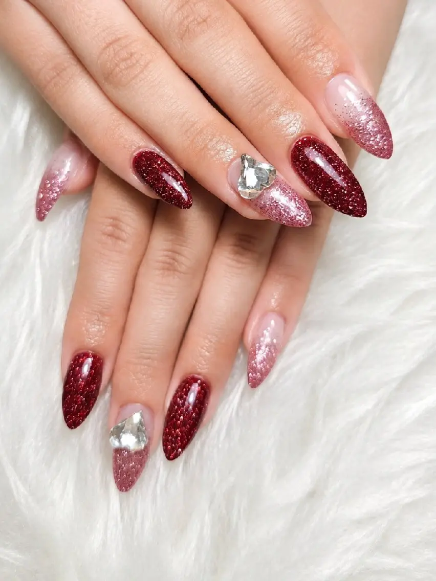 ネイル フラッシュネイル ラメ(グリッター) ラメグラデーション ピンク 赤色 ハンドネイル WB,nail 🤍 KOKORO のネイルデザイン